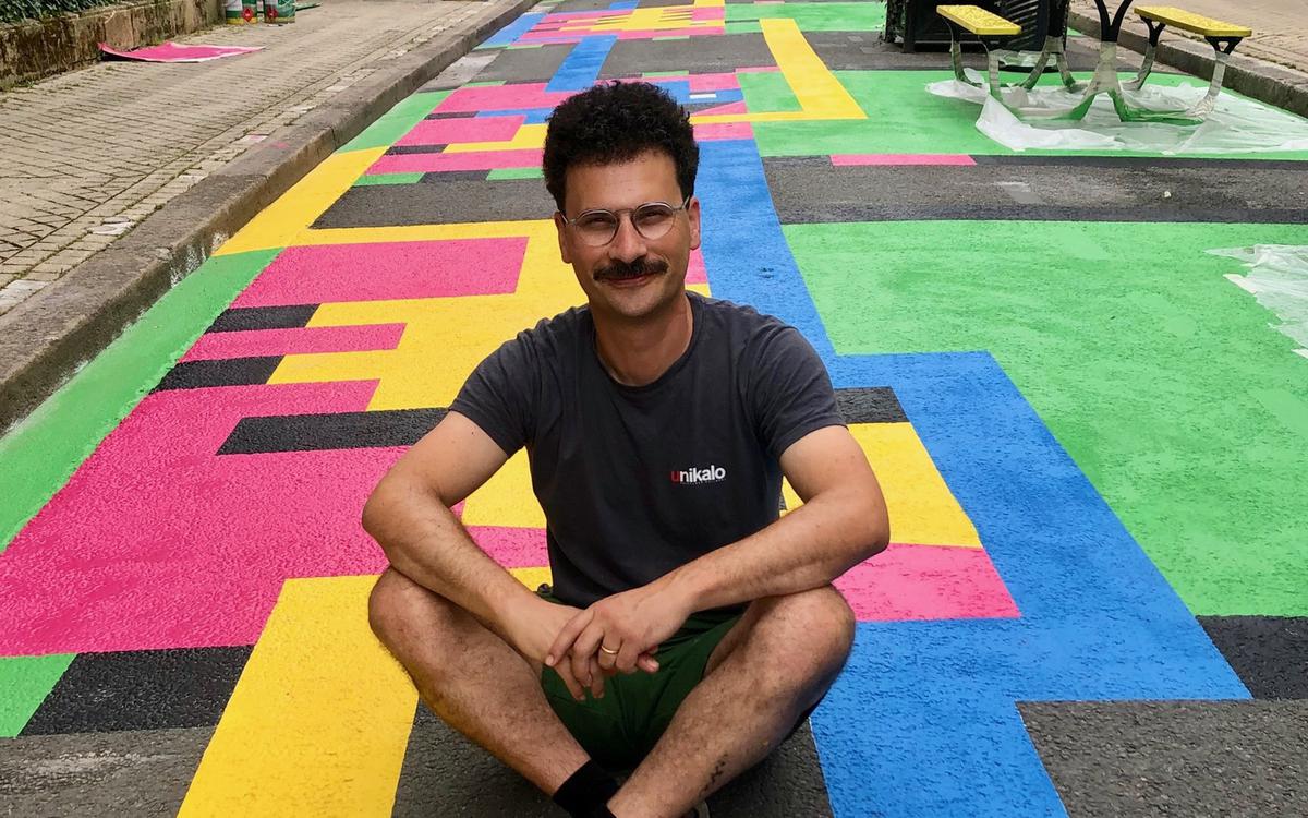 . 
<a href="/GuillaumitM/">guillaumit</a> is one prolific artist who is always outdoors and around the world, we're happy we managed to get him interested in NFTs and #generativeart . He just released "Face Hotel" on <a href="/fx_hash_/">fxhash</a>  a collab with his coder <a href="/Morusque/">Yann van der Cruyssen</a>. Solid and fun !
fxhash.xyz/generative/slu…
👇