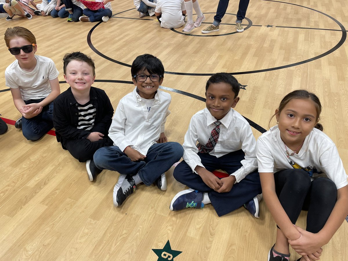 araderteach's tweet photo. Rocking Around the 50s performance! They did great!! @smithelem_Noel @music_noelsmith https://t.co/oguakQ4jup