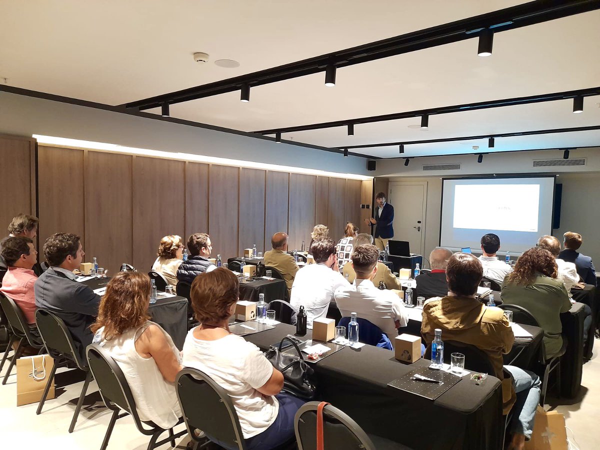 bdrowaes's tweet photo. Sala completa en Sevilla! 
🎉Muy felices de ver la gran acogida que hemos tenido en nuestro evento "Una mañana con BD Rowa y @Farmaciaimas. Descubrimos la farmacia del futuro”. #con la ponencia de @farma_flow https://t.co/w5NIqb3pkY