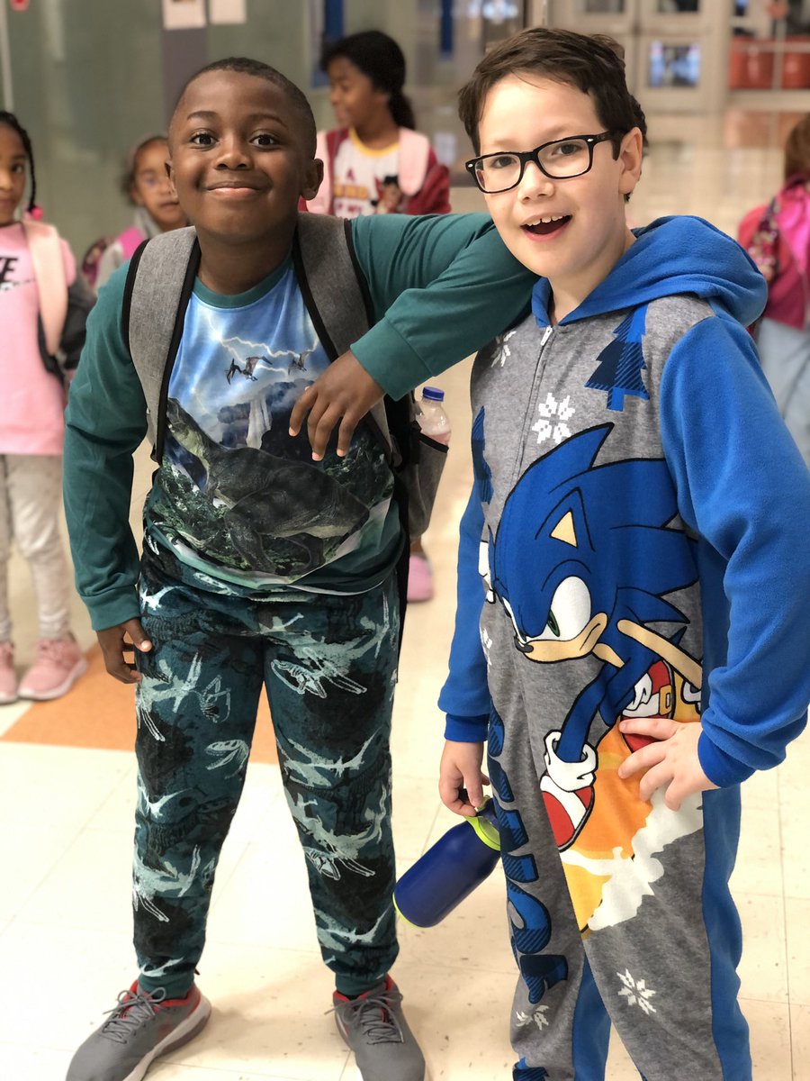 RESCounselors's tweet photo. Our Rockbrook bears woke up and chose to stay drug free in their pajamas! #RedRibbonWeek2022 #OneLISD @RockbrookES @LISD_CSW https://t.co/65NBfG6SF0