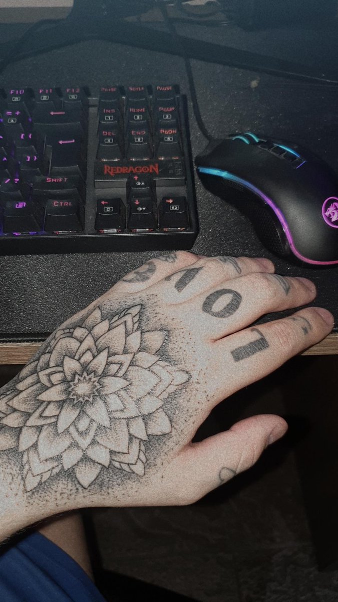 lay_lay0303's tweet photo. #QuintaDetremuraSdv Já faz um tempo que fui fazer tattoo na mão é ficou super cool' 🤩' https://t.co/iO1roWsQXs