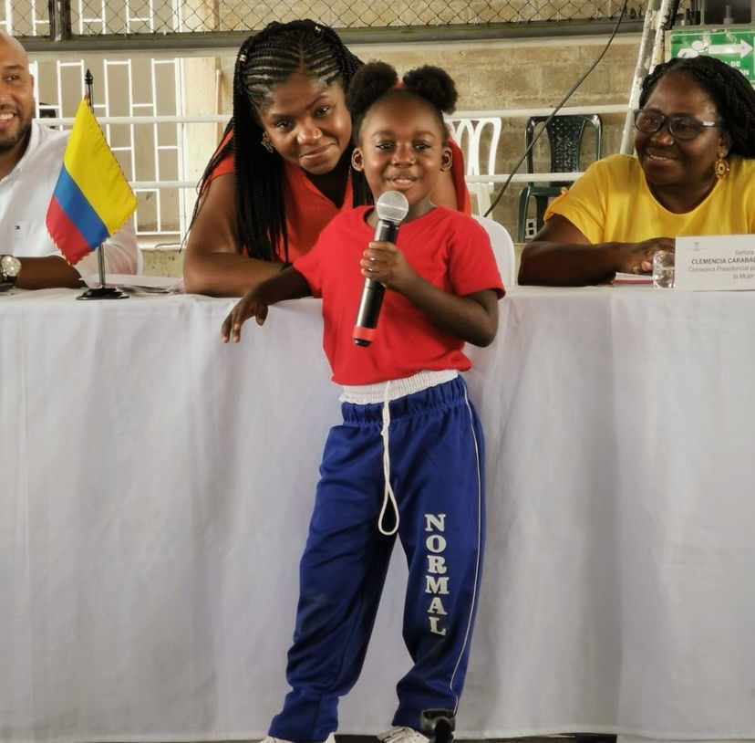 YeiMosquera's tweet photo. PODER E INSPIRACIÓN.

@FranciaMarquezM en los diálogos regionales vinculantes en Buenaventura, una niña se le acerca a hablarle y  ella (la Vicepresidenta) le ofrece el micrófono.

Ver a alguien como uno es un espejo para creer que podemos.

¡Gracias Vicepresidenta! https://t.co/vN5sfZ0Uak