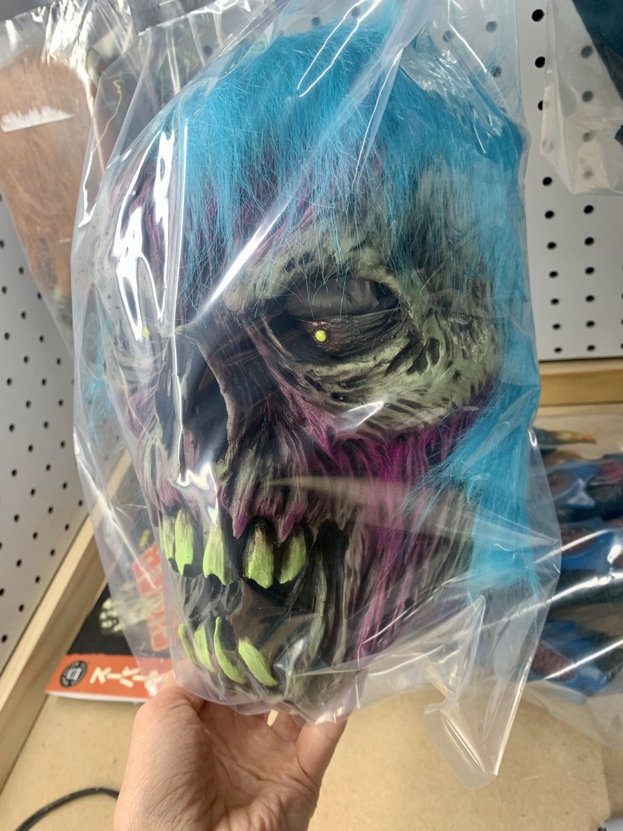 Ash__Sparkles's tweet photo. @Darkladyshorror Totally fine with this!!! 🤘🏼😝🤘🏼 one of my ABSOLUTE FAV MASKS!!! https://t.co/95K0sdVa5m