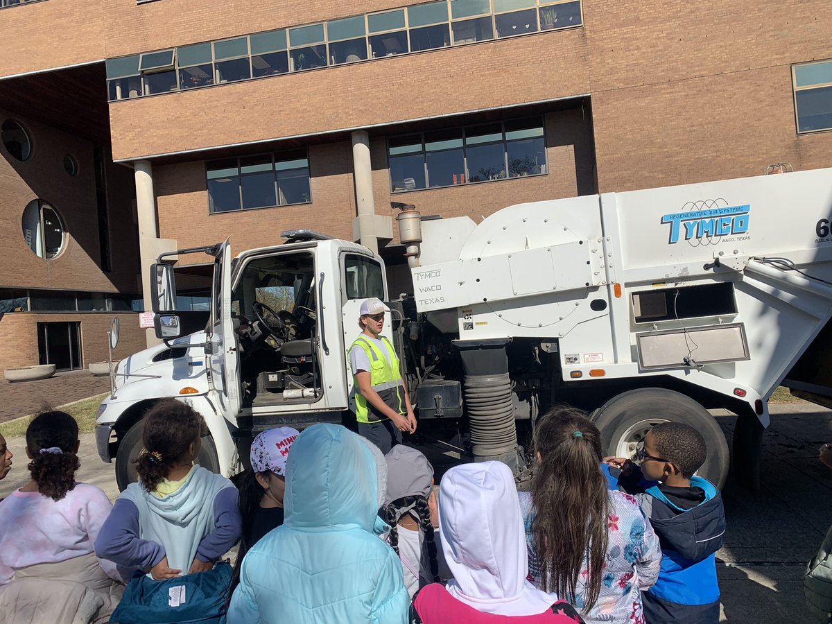 MrsSmithsSquad_'s tweet photo. Thank you @Misspuckettrp for organizing such a fun field trip! We walked to the City Building to learn more about some of the trucks we see around our city! 💜
#RiseWithUs #MiddieRising #RosaParks #ThirdGradeSquad https://t.co/ZxJskuic6K
