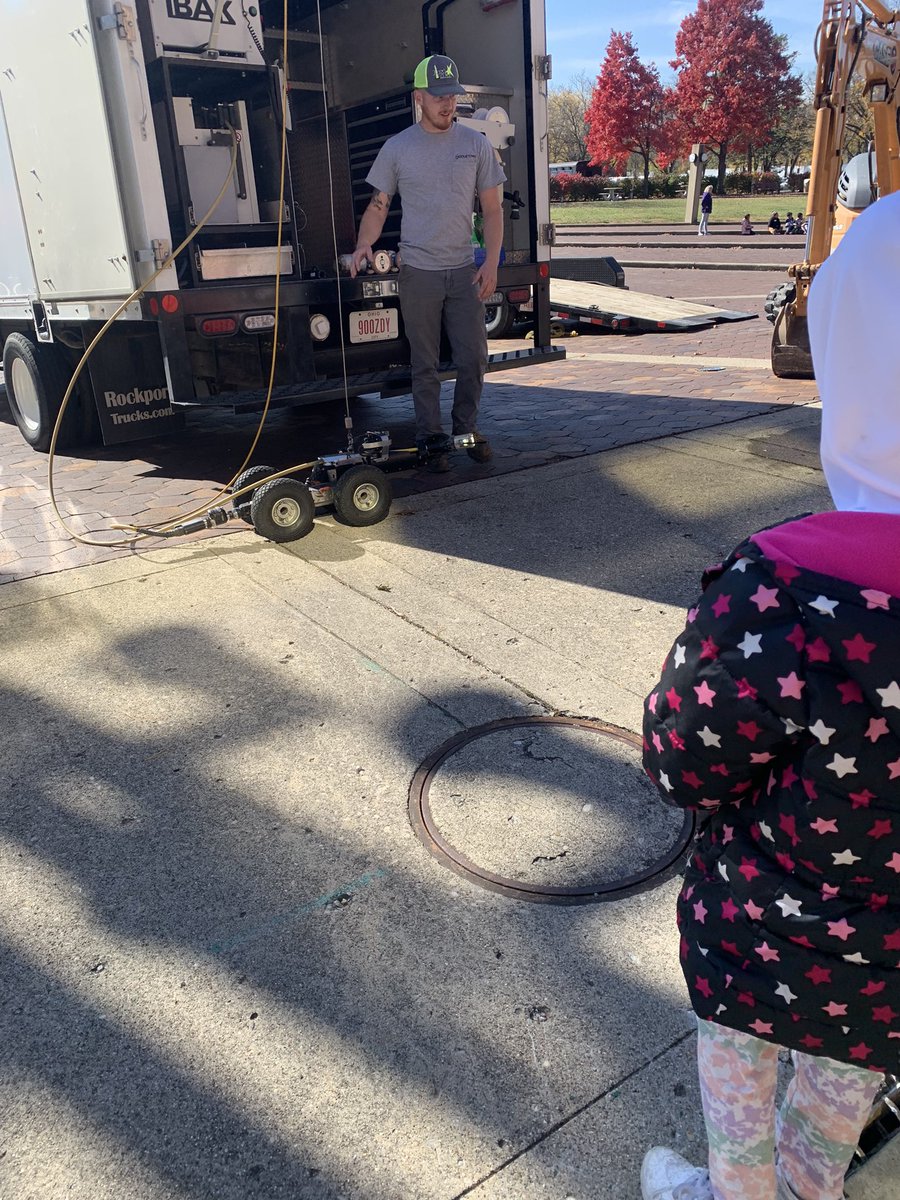 MrsSmithsSquad_'s tweet photo. Thank you @Misspuckettrp for organizing such a fun field trip! We walked to the City Building to learn more about some of the trucks we see around our city! 💜
#RiseWithUs #MiddieRising #RosaParks #ThirdGradeSquad https://t.co/ZxJskuic6K