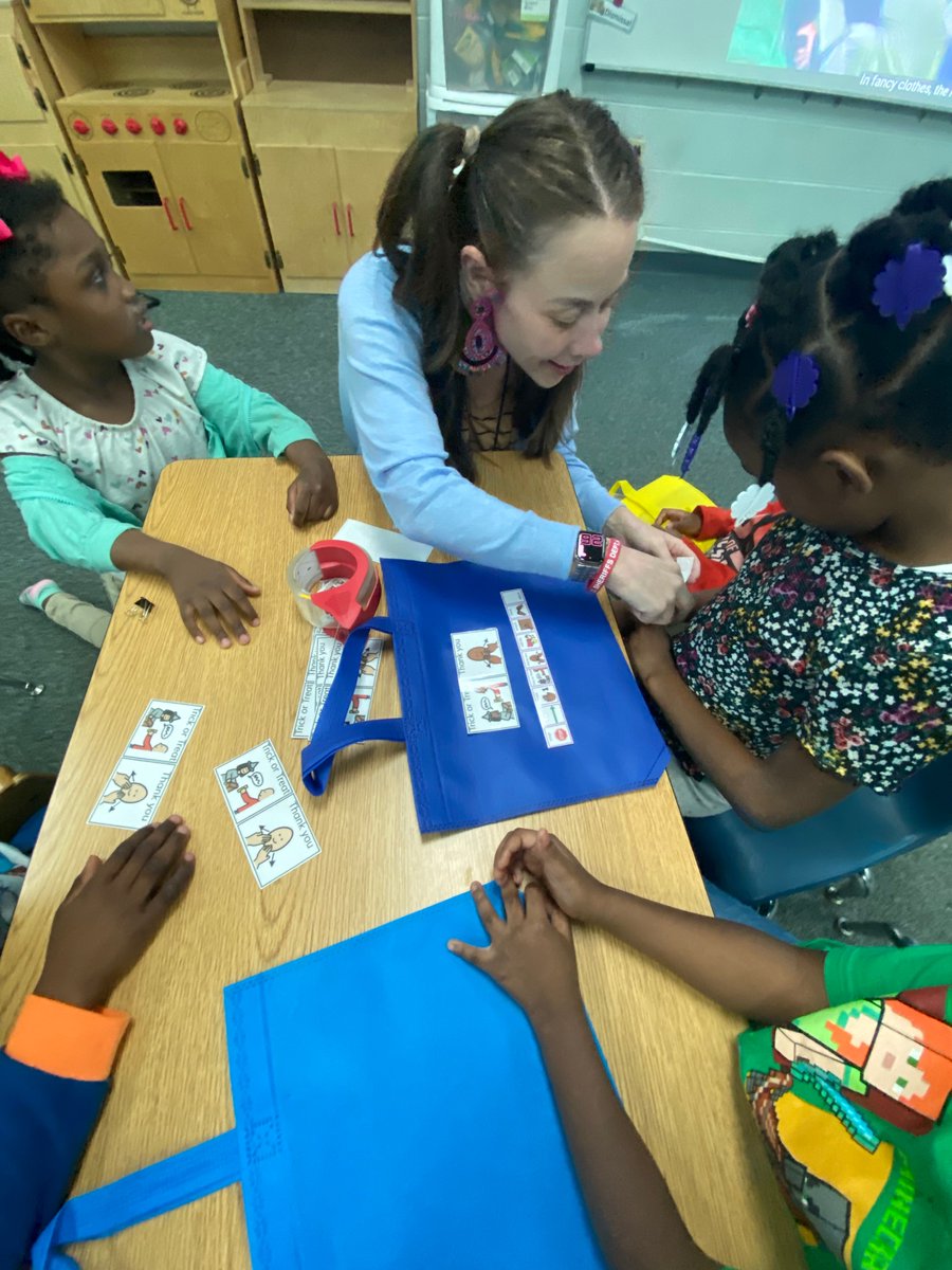 lindsaywright86's tweet photo. Our awesome speech therapist helped us make trick-or-treat bags with communication picture symbols on them today! We are ready for Halloween!! https://t.co/R4yqLVJzrA