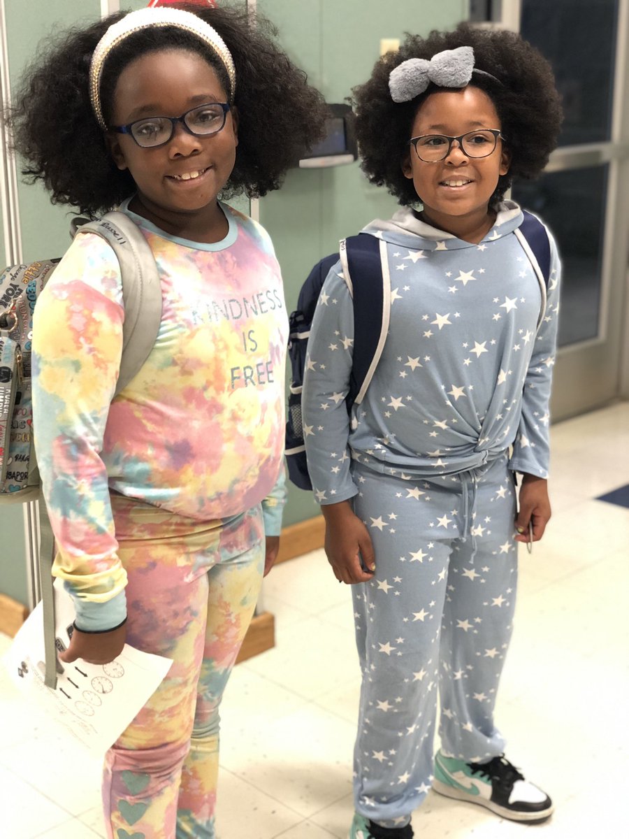 RESCounselors's tweet photo. Our Rockbrook bears woke up and chose to stay drug free in their pajamas! #RedRibbonWeek2022 #OneLISD @RockbrookES @LISD_CSW https://t.co/Y3qmwtEYTK