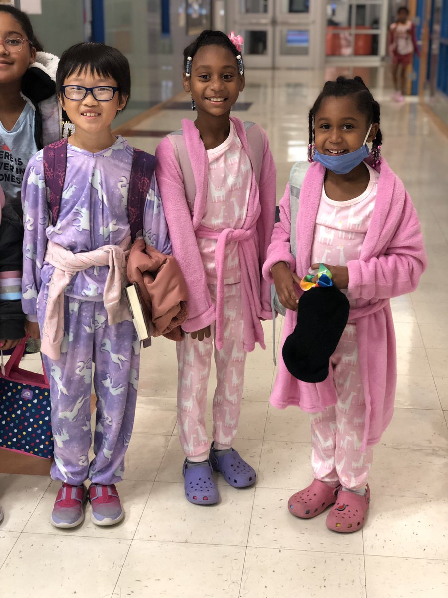 RESCounselors's tweet photo. Our Rockbrook bears woke up and chose to stay drug free in their pajamas! #RedRibbonWeek2022 #OneLISD @RockbrookES @LISD_CSW https://t.co/aC5IXeAPIU