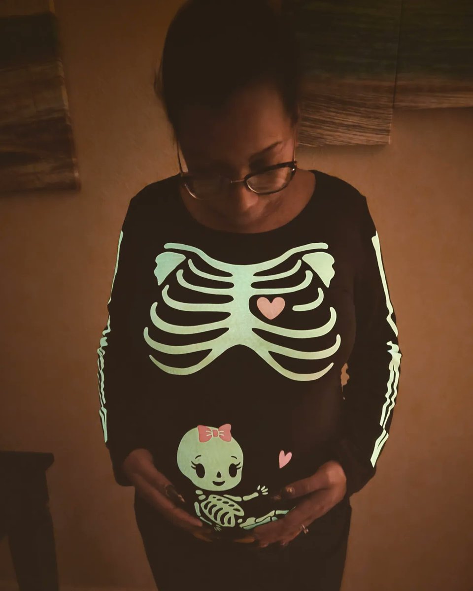 RainbwLiteBrite's tweet photo. 💜 SPECIAL ANNOUNCEMENT 💜
🎃🧡 All Treats, No Tricks! 🧡🎃

It's been a long &amp; challenging journey, but hubs &amp; I are beyond excited &amp; blessed to be able to announce that baby girl will be making her debut in January 💜 

#glowing #lilpumpkin #babygirl #proudparents https://t.co/6Cb158m6ri