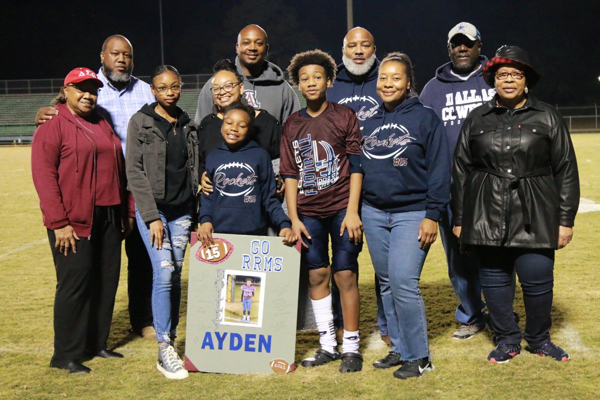 OAHolleyEDU's tweet photo. Family! 8th grade Student Athlete  Night! River Road Rockets! #FatherhoodMatters #ECPPS https://t.co/EeV1P4DLyw