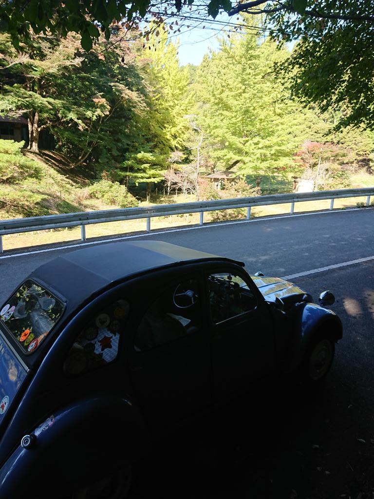 「朝のお散歩ドライブ。近場の湧き水スポットに寄ってみた。次はこの水でコーヒー淹れて」|puntoのイラスト
