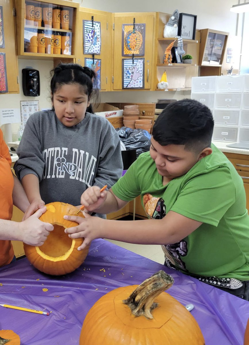 The Gladiator Life Skills class helped out Grice Renaissance today by carving pumpkins for the Haunted Hallways this Friday! @wilmot_ann @WeAreHTSD @HTSD_Grice @GricePrincipal_ @MrsGuntherClass @mrs_mnaro