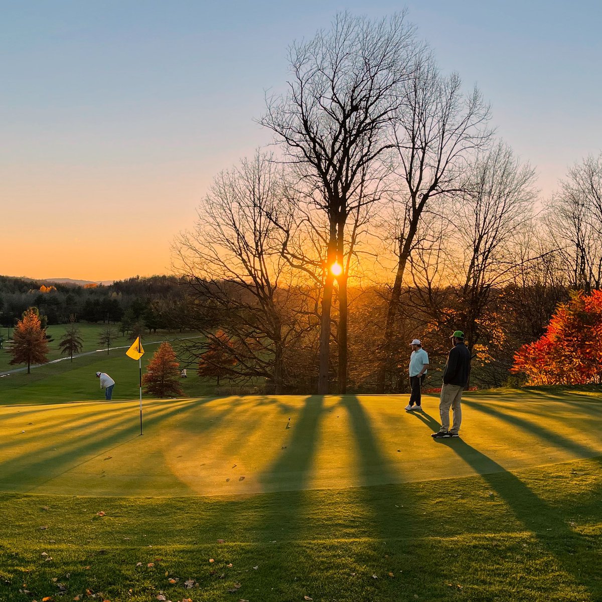 edcolemangolf's tweet photo. Patiently waiting for members/friends to finish their rounds. Filled with gratitude.
.
#vt #vermont #golfinvt #golf #igsunset #igers #sunset #stickseason https://t.co/VamK36P0OI
