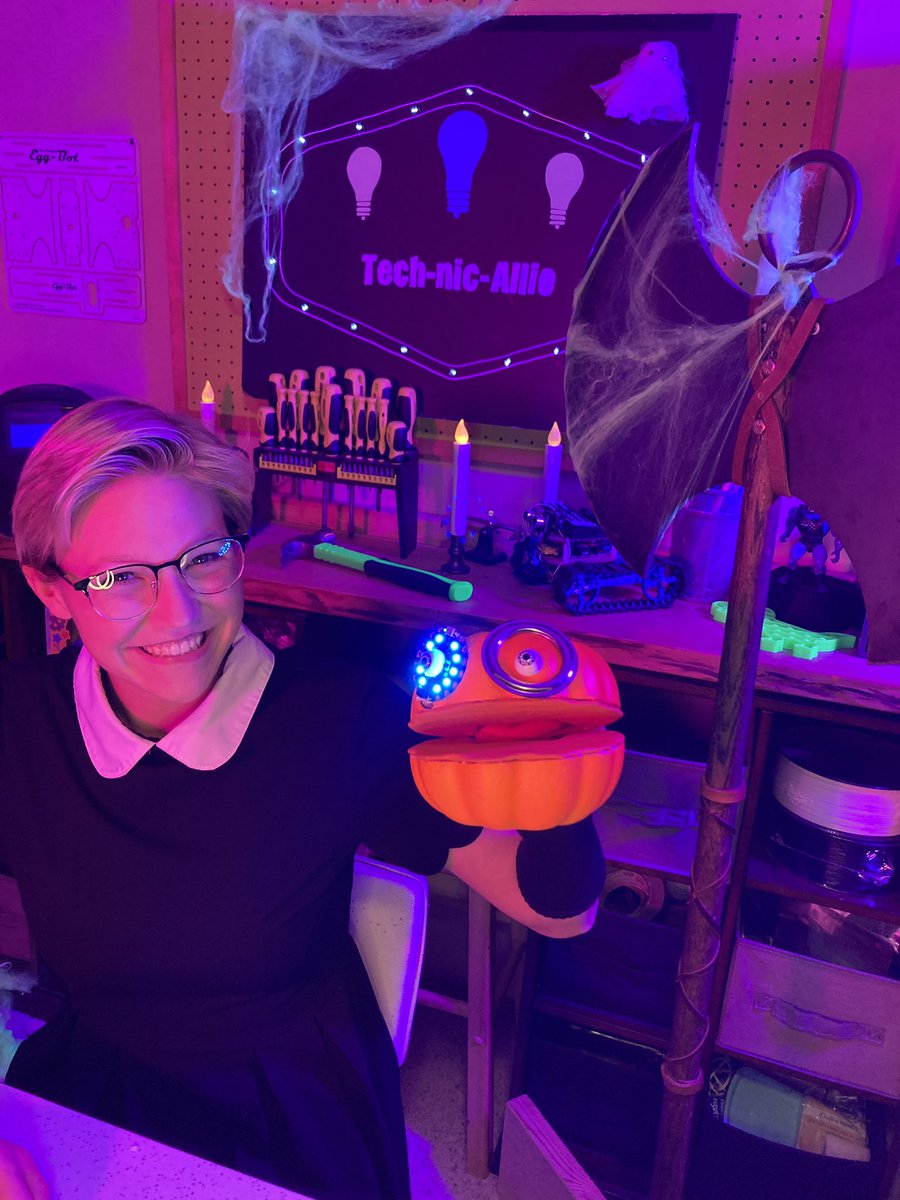 Thanks for joining me for #HackAPumpkin LIVE!! Hope you have a great Halloween and Happy Pumpkin Hacking! 🎃