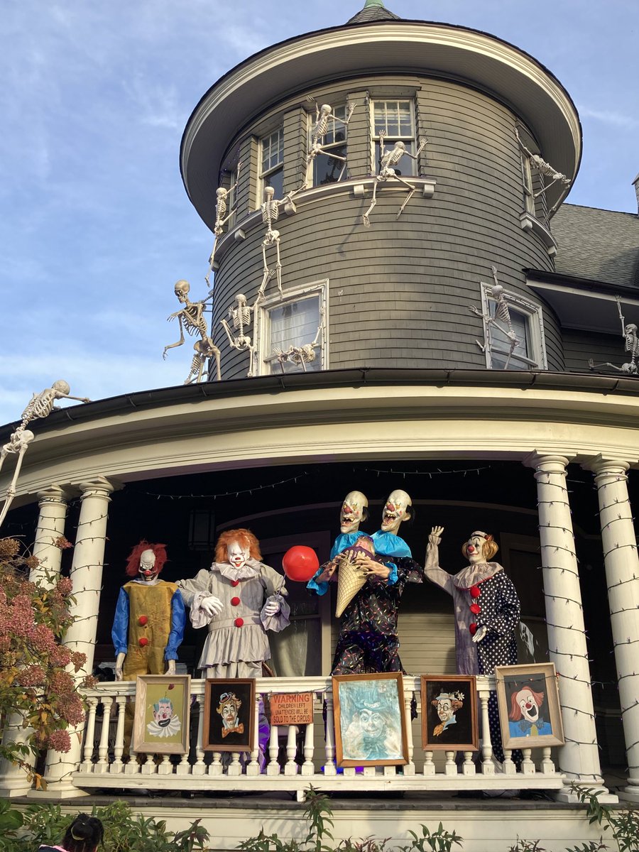 katharinakort's tweet photo. Just some small #Halloween decorations in #Ditmas #Brooklyn https://t.co/BRjK0OG2Oq