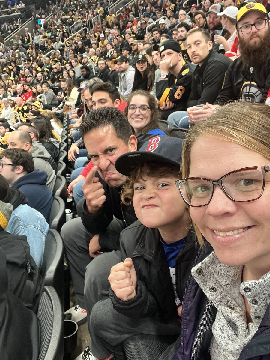 sablecuse's tweet photo. @NHLBruins let’s go Bruins! #photobomber https://t.co/BXOFgQu6tO