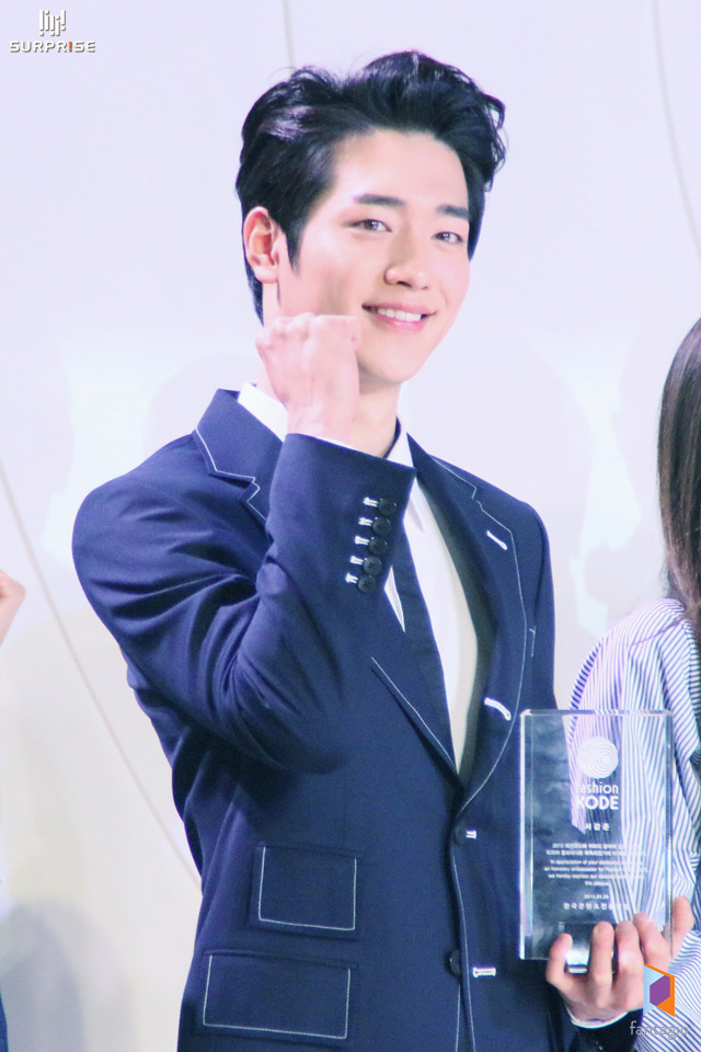 lily_kj1012's tweet photo. 좋은 아침이네요^^
금요일도 화이팅화이팅!! 쥬니도!
#ソガンジュン #seokangjun #서강준 #D206 https://t.co/rNEPEmrycV