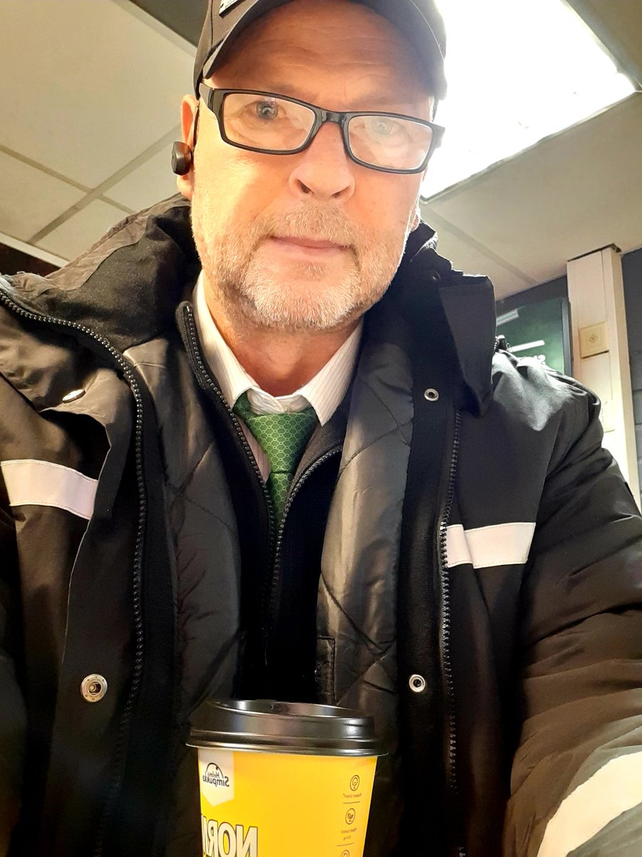 repolainen67's tweet photo. Uuden kuljettajan koulutusta tänään. Mukavaa vaihtelua normi arkeen. Aamukahvit ja pyörät pyörimään. Hyvää huomenta ja mukavaa perjantaita #Nobina 😊☕🚍 https://t.co/iCoewZUbPc