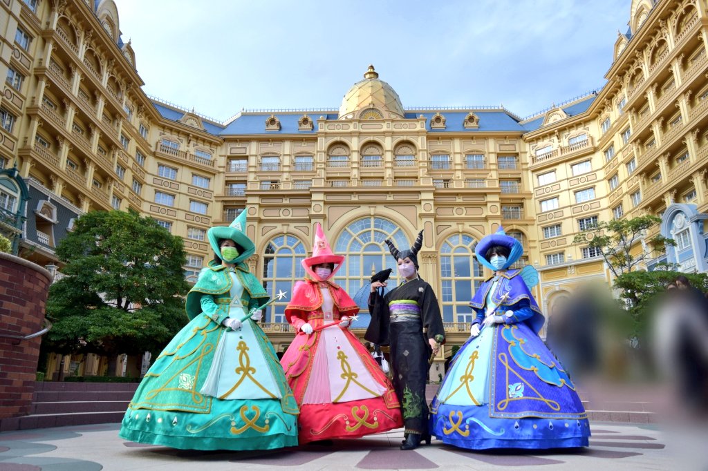 violetenko's tweet photo. ということで明日10/29(土)のズムサタに、仮装仲間のドリミ妖精さんたち＆私の着物マレフィセントが映ります！どうぞご覧くださいませ🐉 

※私の着物よりも何よりもパレード衣装を完コピした私たちのフェアリーゴッドマザーColyさん制作の衣装をじっくりご鑑賞くださいね〜〜〜❤💚💙✨ https://t.co/1snXrflc5m