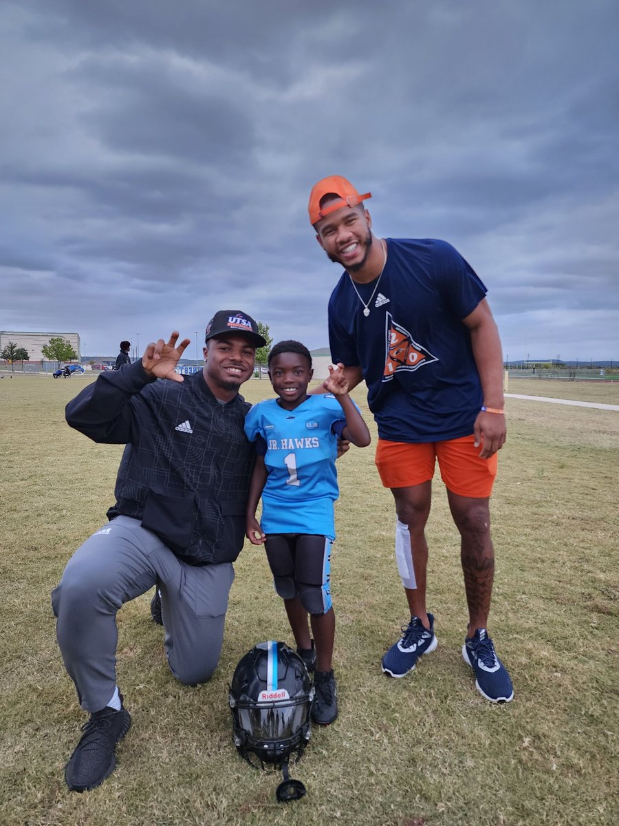 datjohnson's tweet photo. Big Shout out to @UTSAFTBL Safety #0 @RashadWisdom and UTSA QB #0 @thefrankharris!! They came out and gave the little ones some encouraging words to grow on. #communityleaders 
@BDammone @BamPerformance https://t.co/Wg23k1737I