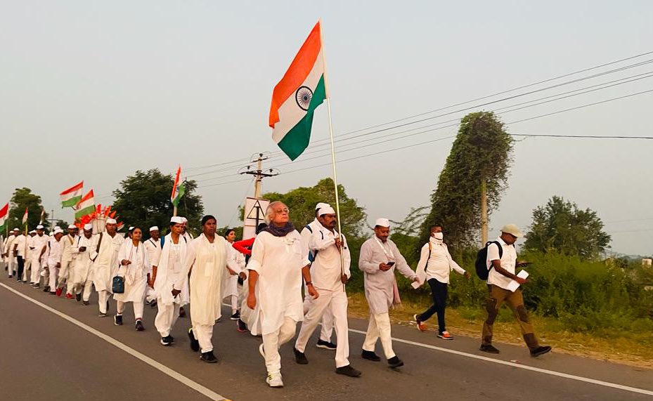 Day 51 of #BharatJodoYatra started bright and early with flag hoisting at 5:40 am from near Marikal in Telangana. Bharat & Pradesh Yatris will walk 14 kms to the morning halt near Devarakadra, where @RahulGandhi will interact with weavers, tribals and farmers this afternoon.