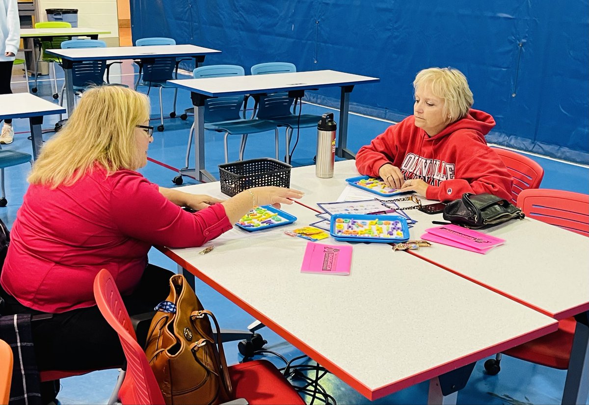 inspired_teach1's tweet photo. Engaging conversations and digging deep into the work tonight at our Emergent Guided Reading PD. Up next: The Early Stage, December 1. @DeannaFordTeach @LydianAndrea @JCPSAsstSuptTL @TeachandLearnEA #JCPSGuidedReading #LearningLeadingImpacting https://t.co/ATmFcM4nkZ