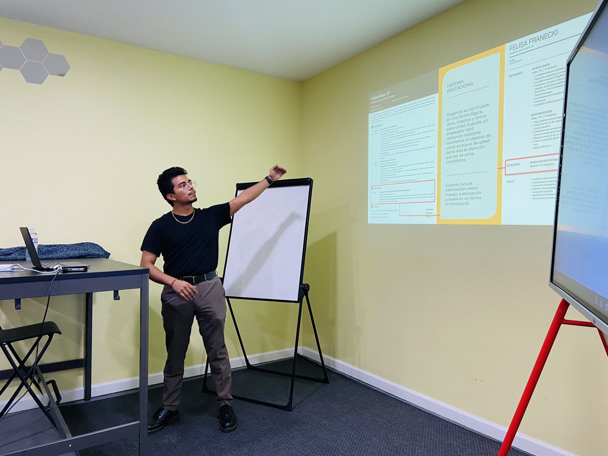 LaColmenaNYC's tweet photo. 2/3 💻We also continued with our #digitalwithoutborders project, where our members learned how to create a resume to join the workforce. — This is made possible TY to the office of @KamillahMHanks https://t.co/yg9uS7uHK5