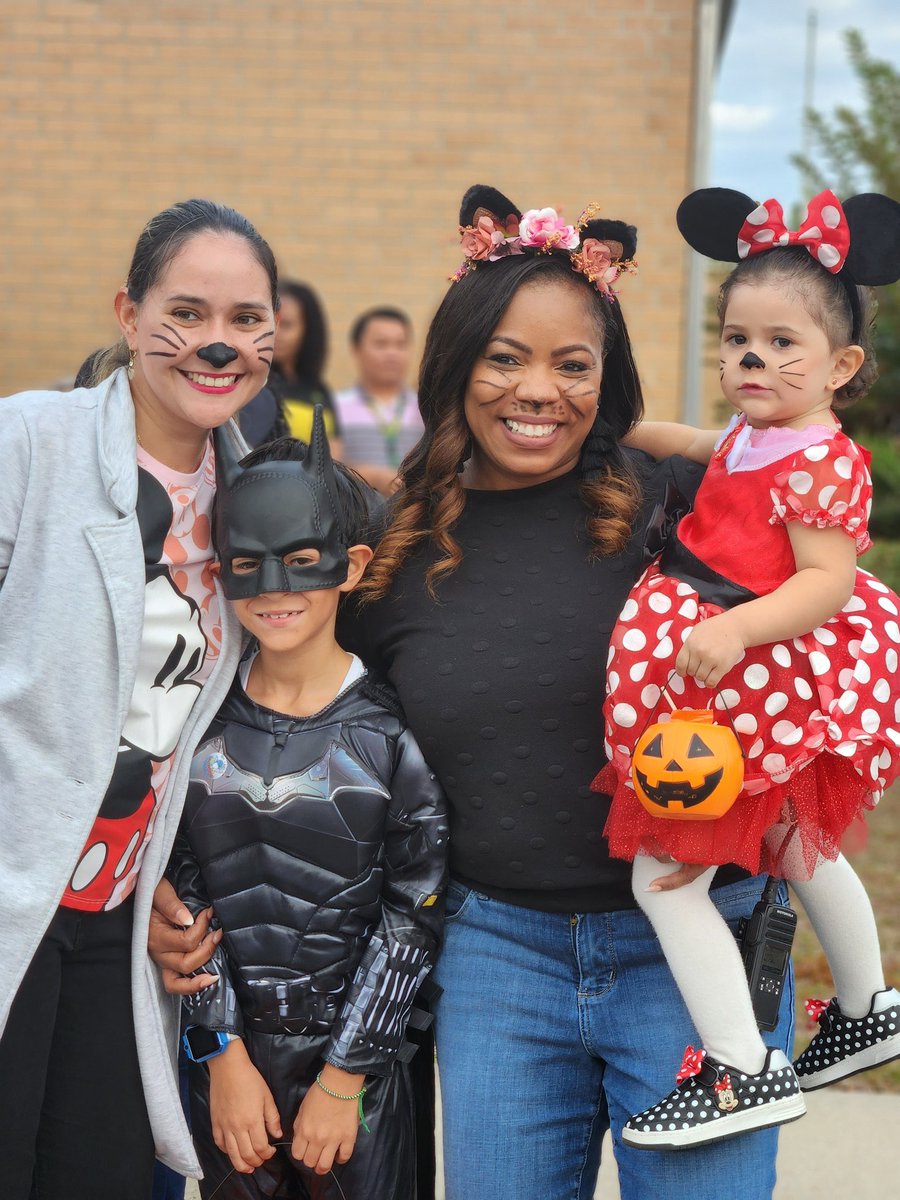 elirodgue's tweet photo. This is what we call cultural experiences !! Happy Halloween!! @mcadoo_erica @ParticipateLrng https://t.co/TNJZg4P4Xg