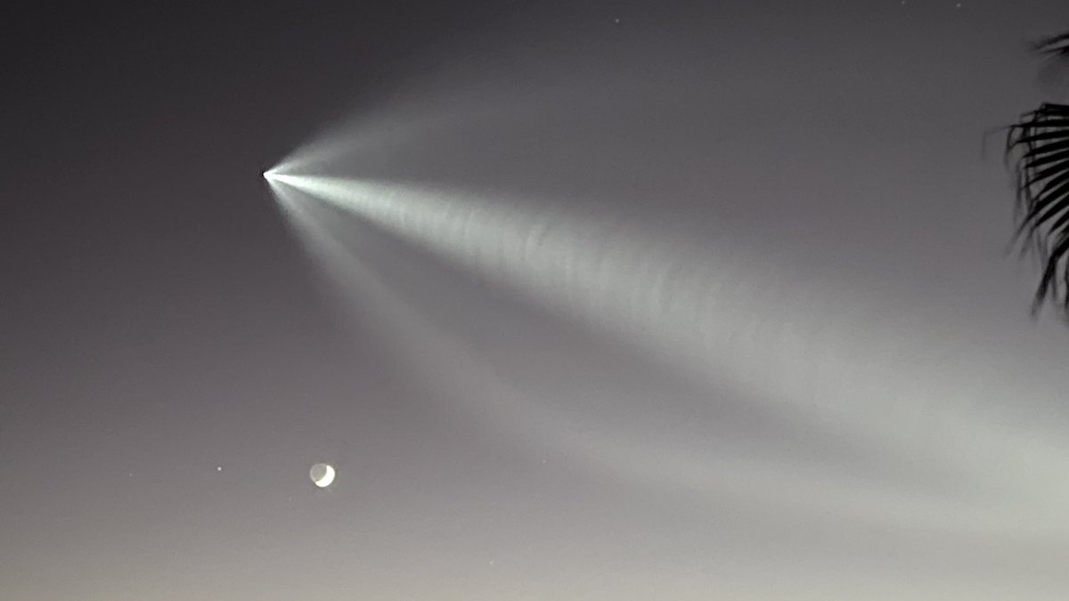 JohnBarentine's tweet photo. .@SpaceX Falcon launch out of Vandenberg in California a few minutes ago taking some space trash to orbit. Very bright and visible all the way across the sky here in Tucson. https://t.co/2p8owuHX2Y