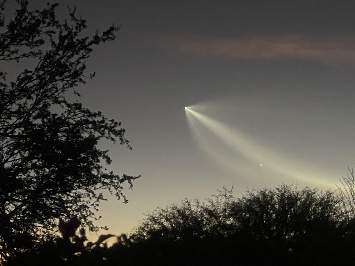 TV_Agent_Cam's tweet photo. This now in the sky over Phoenix. Wow!  #Fantastic #UFO? Probably not. https://t.co/3e6vnUBHfw