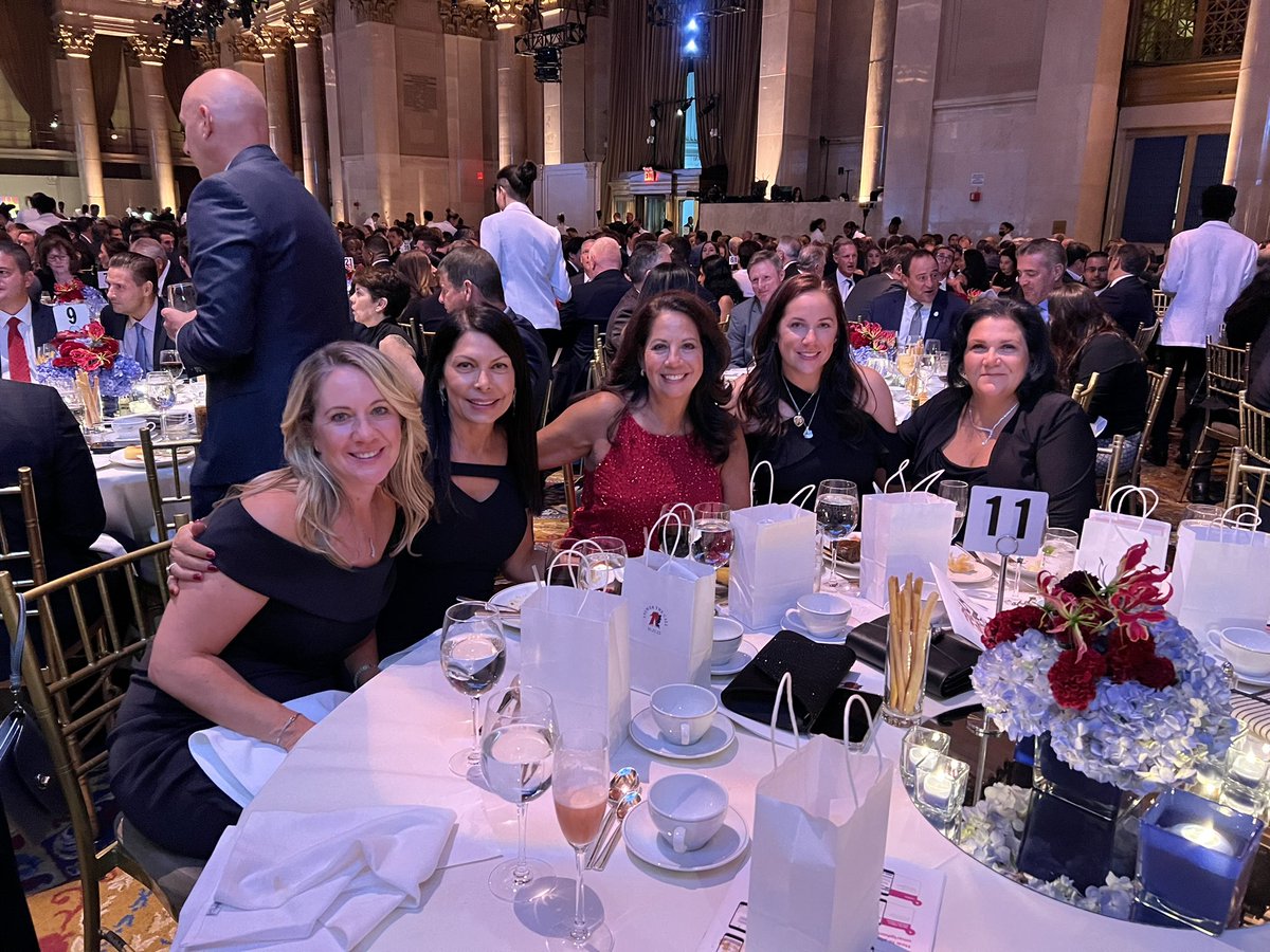 NYCPDDEA's tweet image. The DEA was honored to join the families of our fallen heroes tonight at the @AnswerTheCall Gala to support the Widows’ and Children’s Benefit Fund. $4 million raised!

Our Detectives who made the ultimate sacrifice and their families are forever in our hearts. #NeverForget