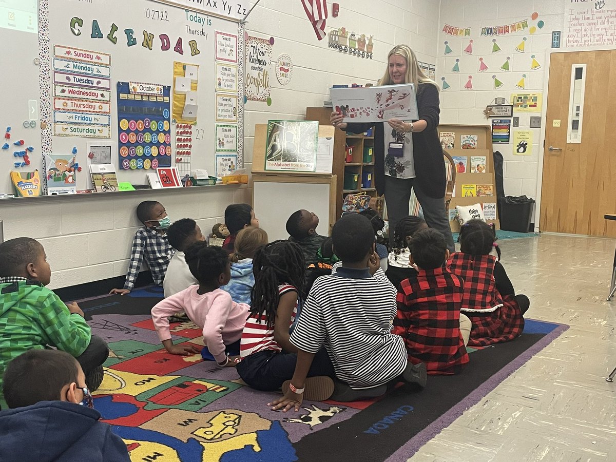 We ❤️ guest readers @hfemiway!  @trg_gator surprised our Kindergarten classes for #readfortherecord!