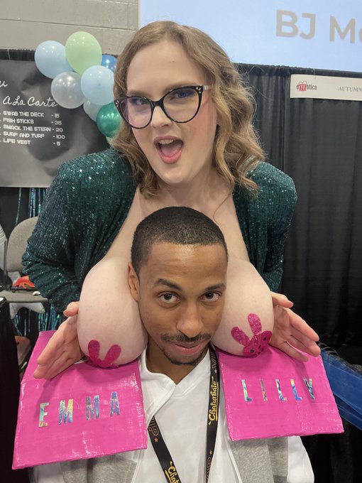 Loved meeting @theemmalilly she was so energetic and I had a blast having my head in between those natural<a class="tags" href="/tag/theemmalilly">@theemmalilly</a><a href="/tag/exxxotica2022"class="tags"><span>#exxxotica2022</span></a>