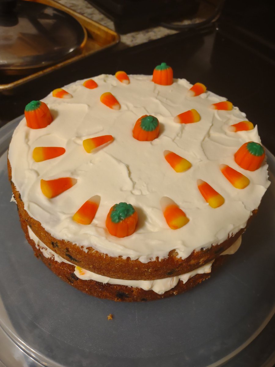 MeredithGoad's tweet image. My nieces are visiting and one of them brought us this cute (and delicious) Halloween cake. 🎃🍰😋