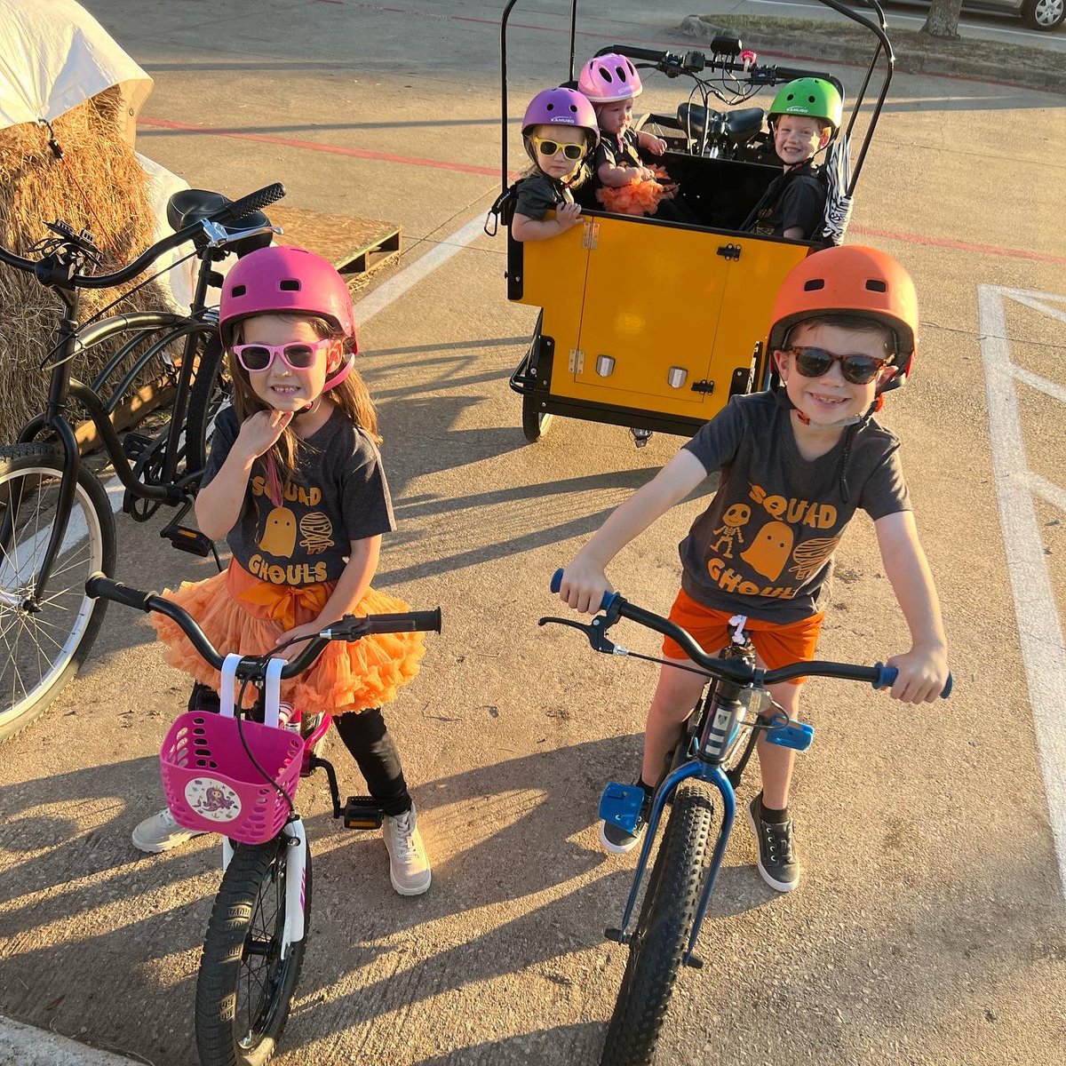 Pumpkin patch fun tonight! Family bike ride to pick out pumpkins to carve! @BunchBikes #familycargobike #bunchbike #carfreechallenge