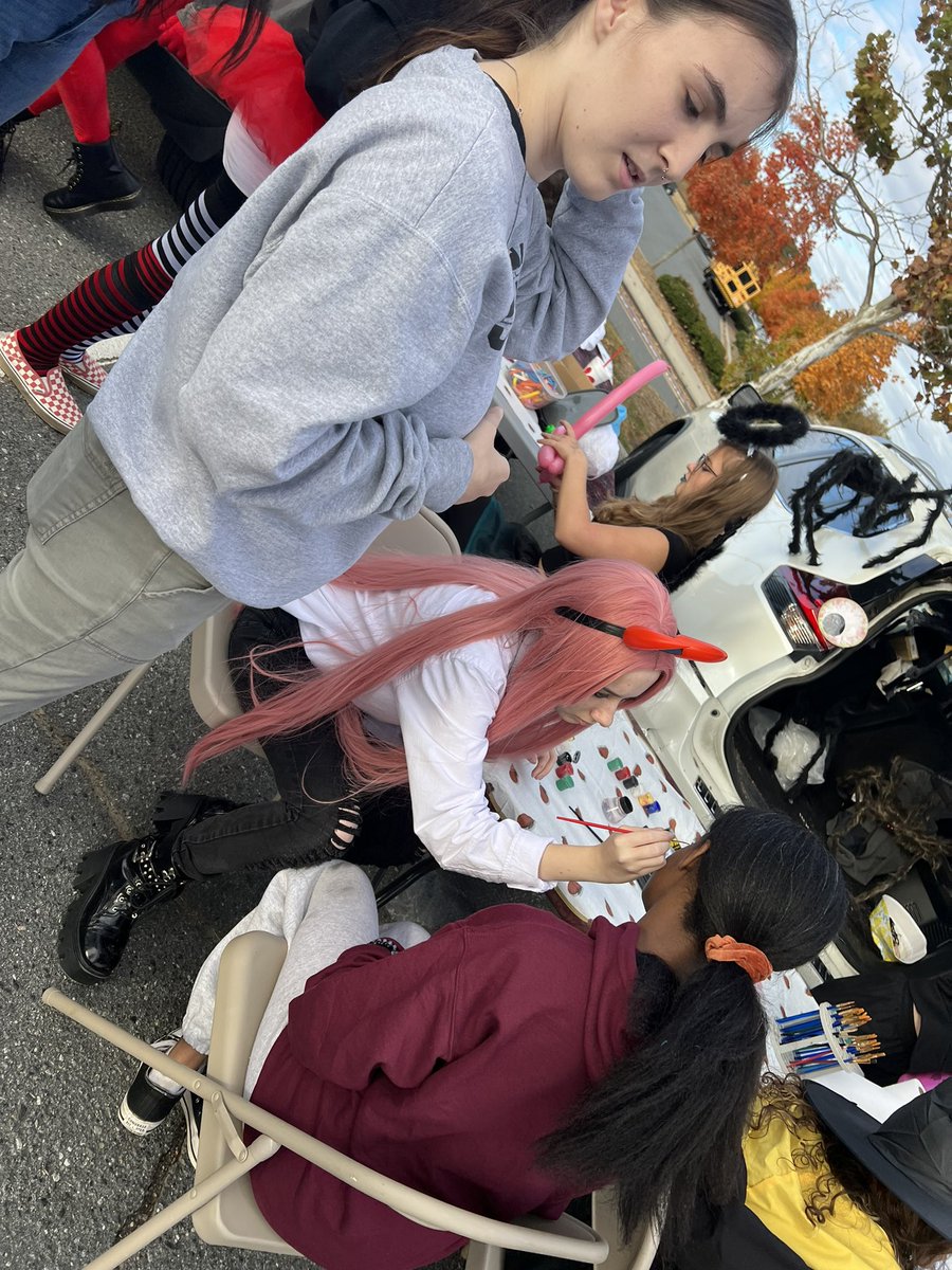 studentofedu's tweet photo. 2nd Annual Jay M Robinson Trunk or Treat was a complete success. I loved seeing all of our students and staff come out to serve the community. #jayrob #trunkortreat #carrythebanner https://t.co/t5JEzxigqG