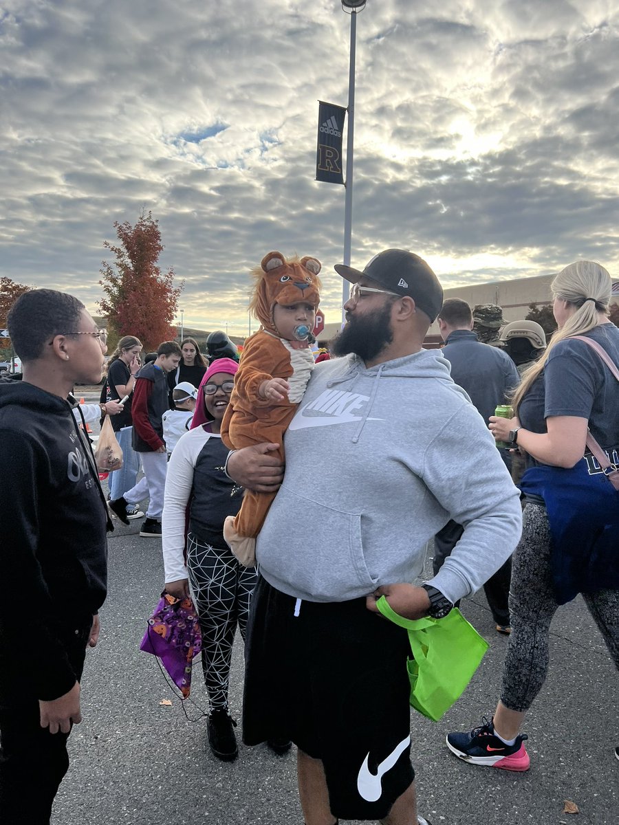 studentofedu's tweet photo. 2nd Annual Jay M Robinson Trunk or Treat was a complete success. I loved seeing all of our students and staff come out to serve the community. #jayrob #trunkortreat #carrythebanner https://t.co/t5JEzxigqG