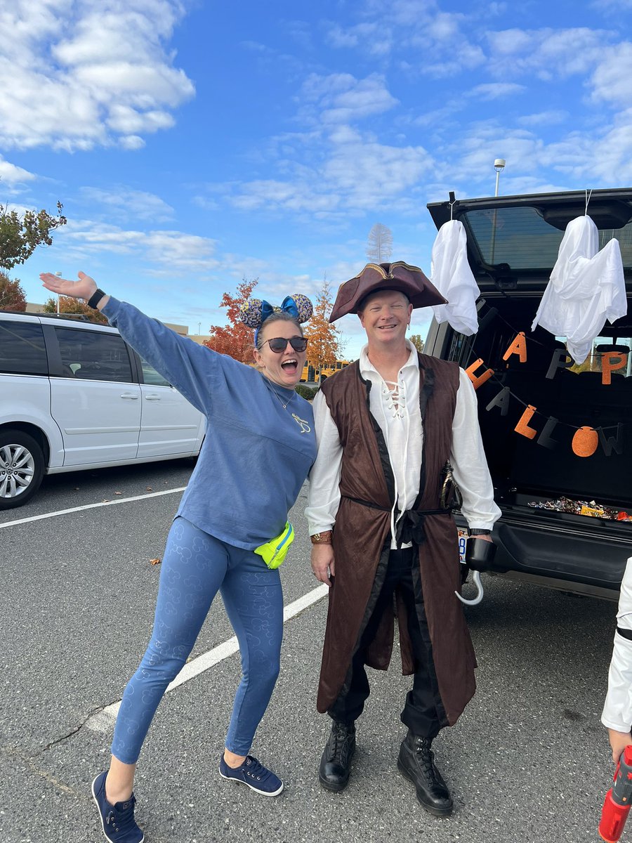 studentofedu's tweet photo. 2nd Annual Jay M Robinson Trunk or Treat was a complete success. I loved seeing all of our students and staff come out to serve the community. #jayrob #trunkortreat #carrythebanner https://t.co/t5JEzxigqG