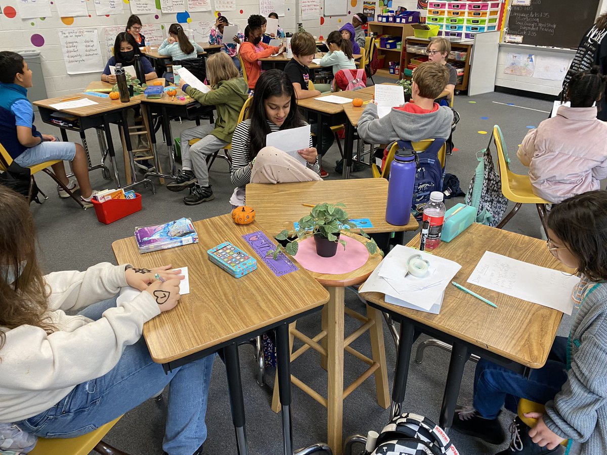 On Thoughtful Thursdays, Ss write kind notes to each other! <a href="/oakhilles/">Oak Hill Elementary</a>
