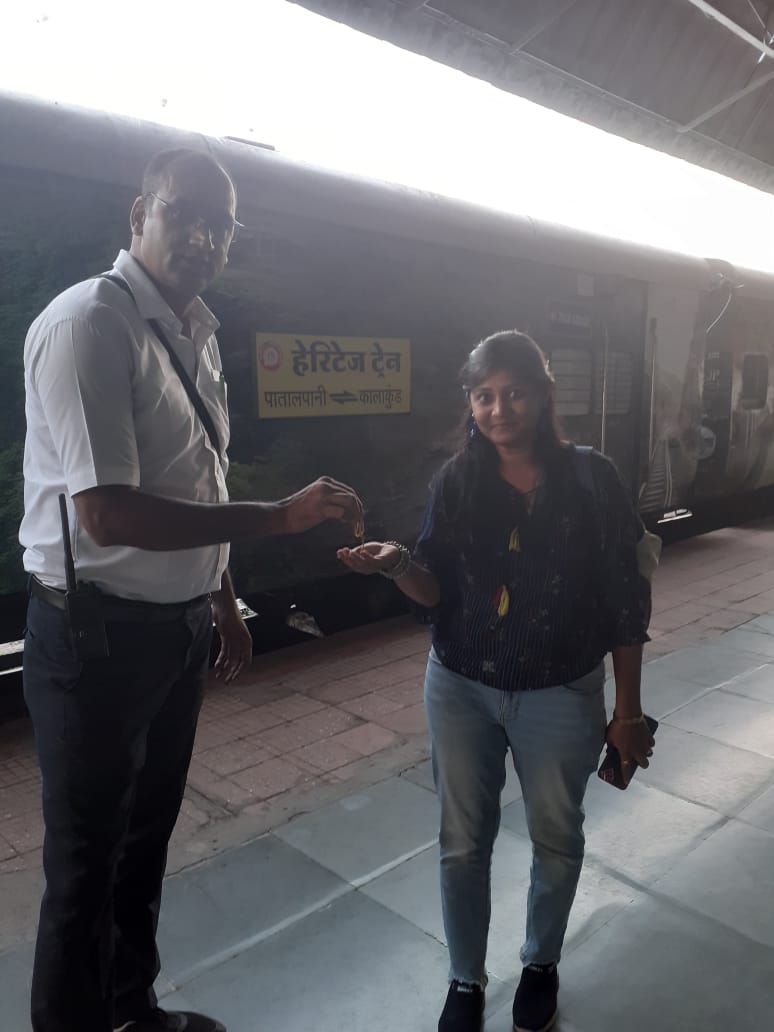 ट्रेन नंबर 52965 हेरिटेज ट्रेन दिनांक 26 10 22 मैं महिला यात्री अपनी सोने की चेन जिसकी कीमत करीब 50,000 थी भूल गई थी डिप्टी सीटीआई सुकांत गर्ग ने उसे उसकी चेन वापस दी और इमानदारी की मिसाल कायम की जय हो IRTCSO