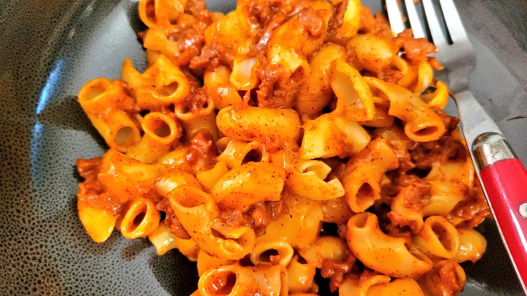 veg_out_recipes's tweet photo. Upgraded my standard macaroni and cheese with some vegan chorizo tonight! Mac & cheese recipe: https://t.co/Fl3rYXOdFE. #VegOut #ComfortFood #MacAndCheese #PastaMonth https://t.co/EHBIU5OI2Y