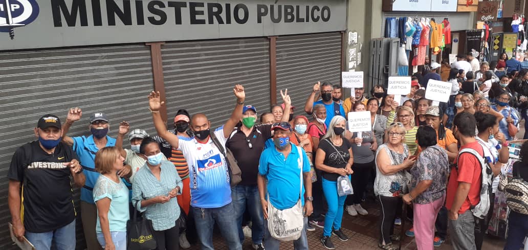 CorotosGCCrespo's tweet image. Hoy 27 de octubre se reúnen en las inmediaciones del Palacio de Justicia #MercadoDeLosCorotos los comerciantes víctimas del incendio del #31julio en espera de la audiencia preliminar del caso @NicolasMaduro @delcyrodriguezv @gestionperfecta @Nahumjfernandez