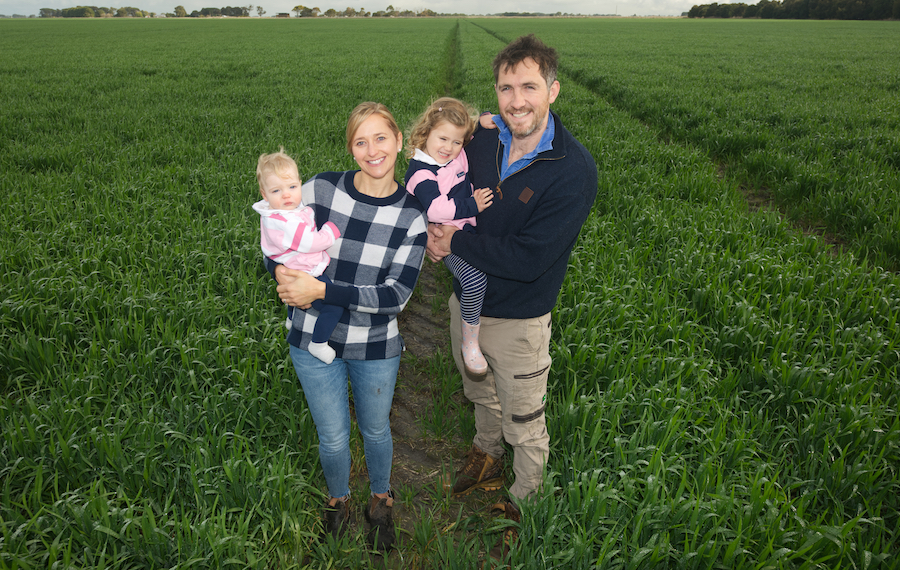 🏆 Impressive work from growers Tom and Lucy Bell in South Australia who set a new benchmark for mainland grain producers, harvesting a colossal wheat yield of more than 11 tonnes per hectare in January 2022! 👏 bit.ly/3ePWhFQ