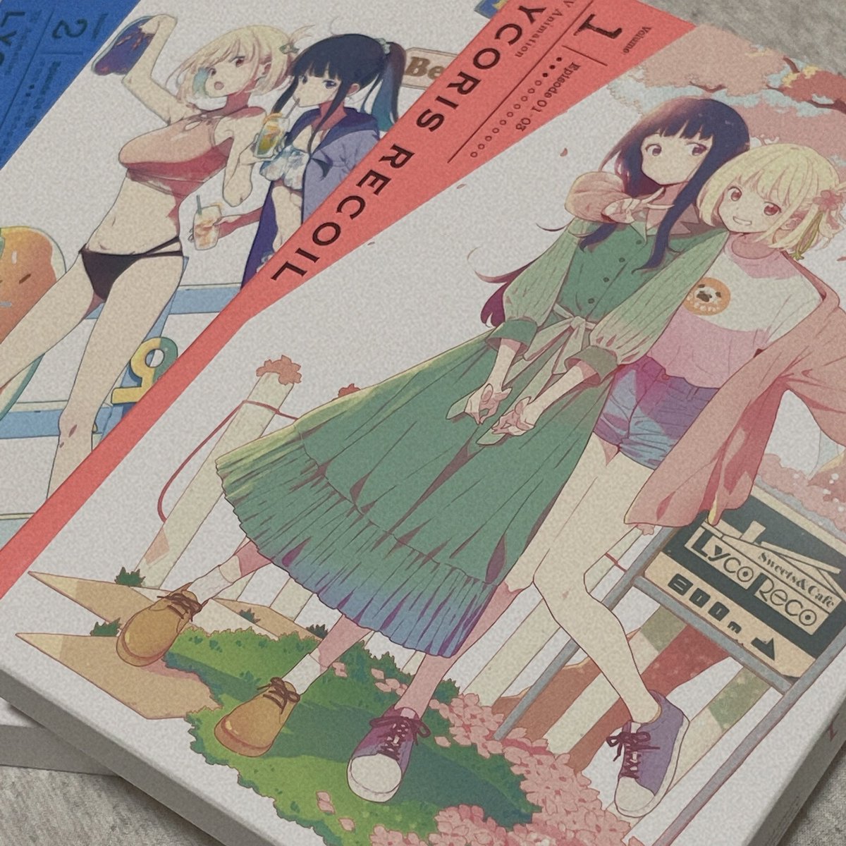 井ノ上たきな ,錦木千束 「4つ角が90度の見事なフォルムの箱頂きました 」|浮き足のイラスト