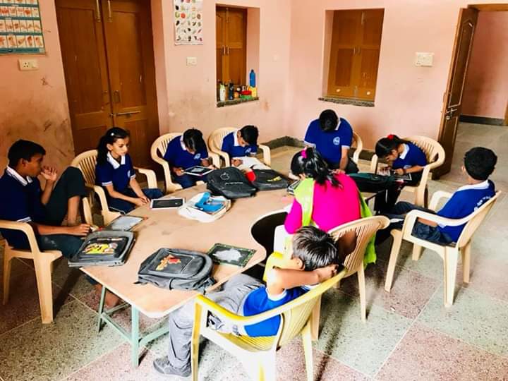 MAHENDR75265072's tweet image. #आज_का_दिन_उन_शिक्षकों_को_समर्पित_जो अपनी कला से उन दिव्यांग बच्चों का भविष्य संवारते जो अपने दिव्यांगता के कारण उनमें निराशा का भाव होता हैं,यह शिक्षक उनमें शिक्षा का भाव तथा उन्हें समाज का सफल #व्यक्ति बनाता है।                            #happyspecialeducatarday