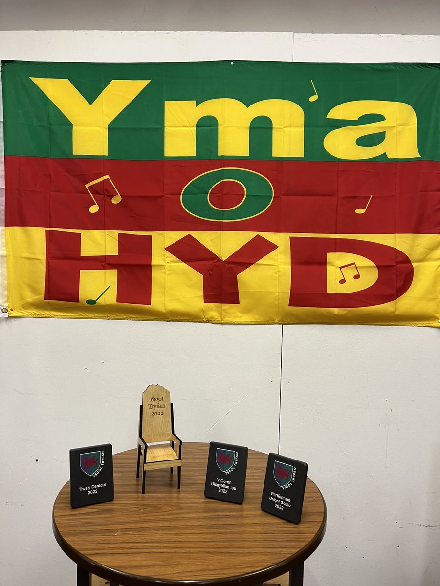 cymraeg_tryfan's tweet photo. Mae’r tlysau’n barod. Tybed pwy fydd yr enillwyr? Eisteddfod @ysgol_tryfan 2022 #glyder #carnedd #elidir #lliwedd 💚❤️💛💙 https://t.co/xIWWjkjHmp