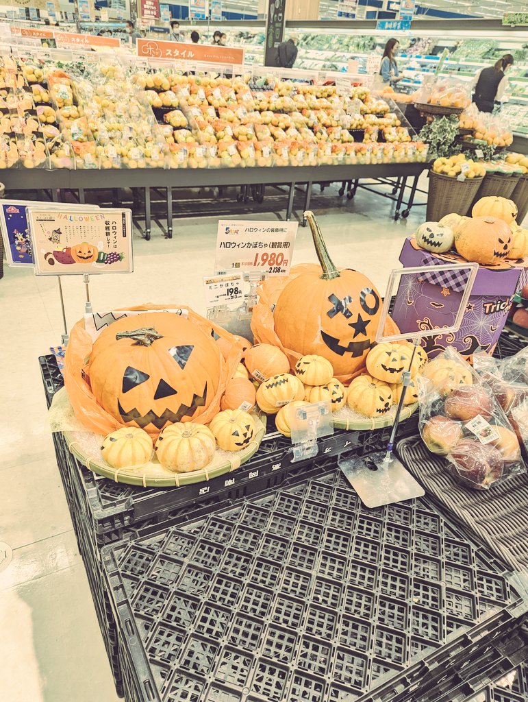 JPopsPodcast's tweet photo. This looks like parents and their kids. Is this how pumpkins are made? https://t.co/1JMgkR5yg4
