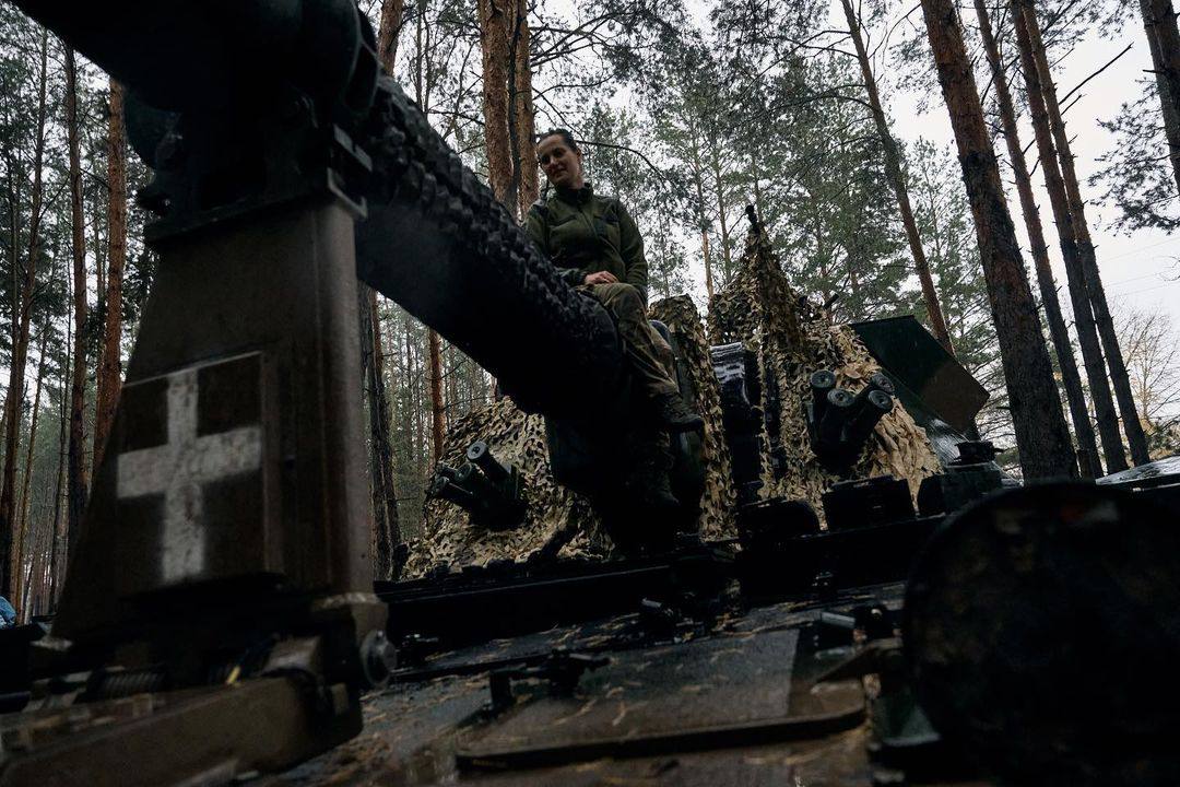 Liubov Plaksiuk is the first woman who leads an artillery unit at AFU. Till 2016 she worked as a history teacher. Even on the frontline, she keeps making photos of beautiful dawns & dusks, writes photographer Kostiantyn Liberov. All heavy weapons for Liubov! H/t @StratcomCentre