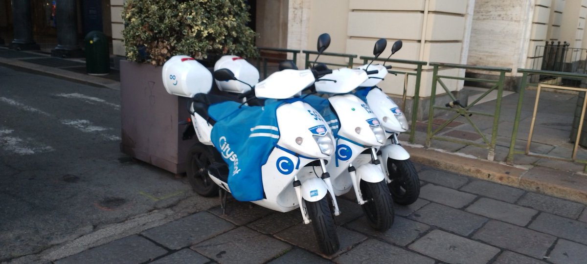 Capo22418622's tweet photo. Qui a desta e sinistra 6 di questi motorini bianchi blu chiari tipo robotini artificiali degli alpya in alfette passato dopo citta' ciò colato da parte di disk a se Tipo ET https://t.co/7NauoiZNmw