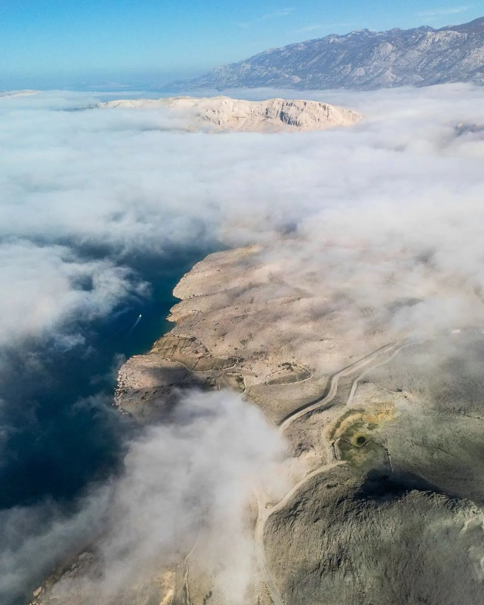Croatia_hr's tweet photo. Foggy morning, sunny day, beautiful island Pag.
📸Katica Mustapic
#FallingForCroatia https://t.co/JJh9RkcqsB